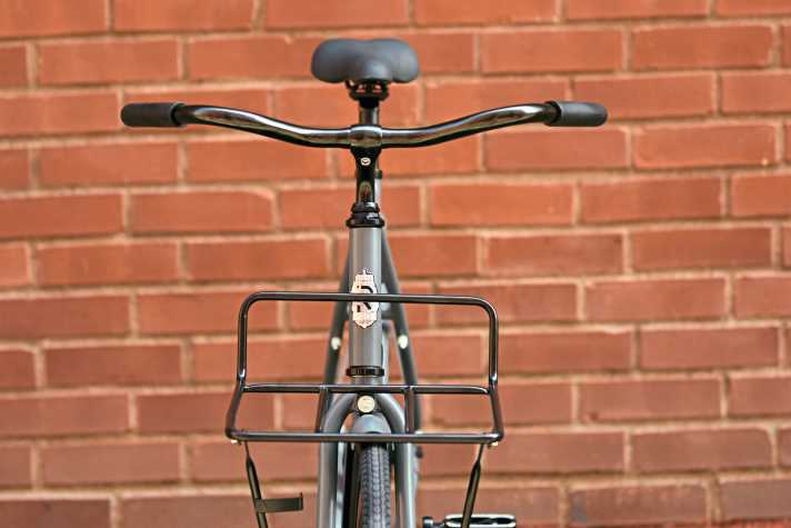 Tausch-Tipp: Die hierzulande obligatorische Frontbremse mindert zwar die klare Optik, dafür könnte man das Frontrack weglassen.