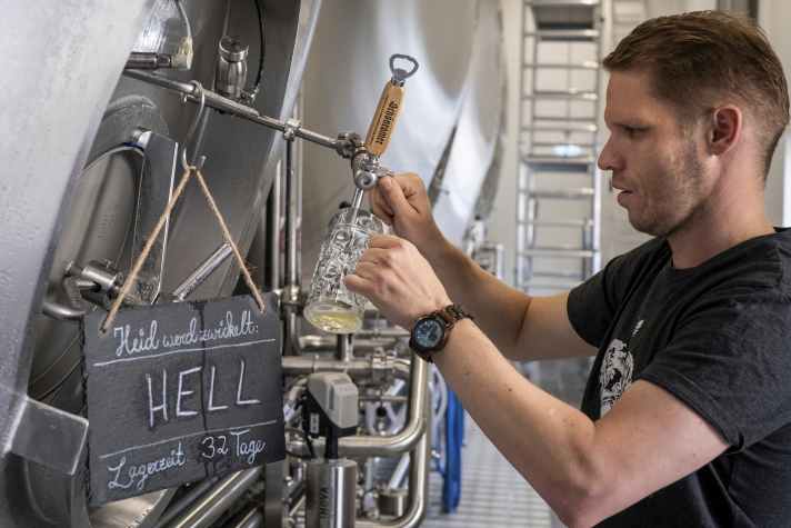 In der Schönramer Brauerei, erklärt Biersommelier Oliver Klamminger, wie Temperatur, Hefe und Eiweiß den Geschmack bestimmen.
