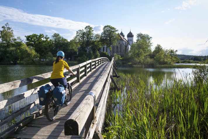 Von Wasser umgeben und nur über eine Brücke erreichbar, liegt das Übernachtungsziel Kloster Seeon.