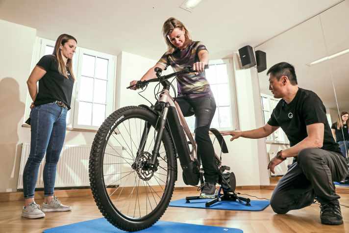 Dynamisches Bike-Fitting: MYBIKE-Leserin Conny lässt ihr Rad auf dem Rollentrainer analysieren, um es ergonomisch perfekt einzustellen.
