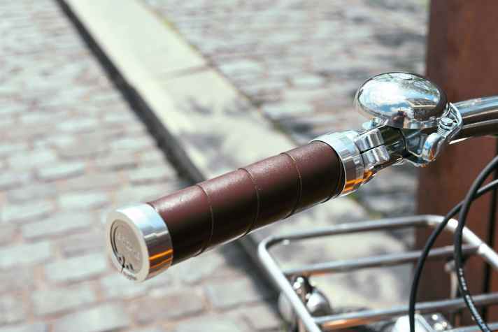 Im Gegensatz zum Gazelle werden die Leder- und Chromteile hier mit knalligem Melonengelb kontrastiert – einfach todschick.