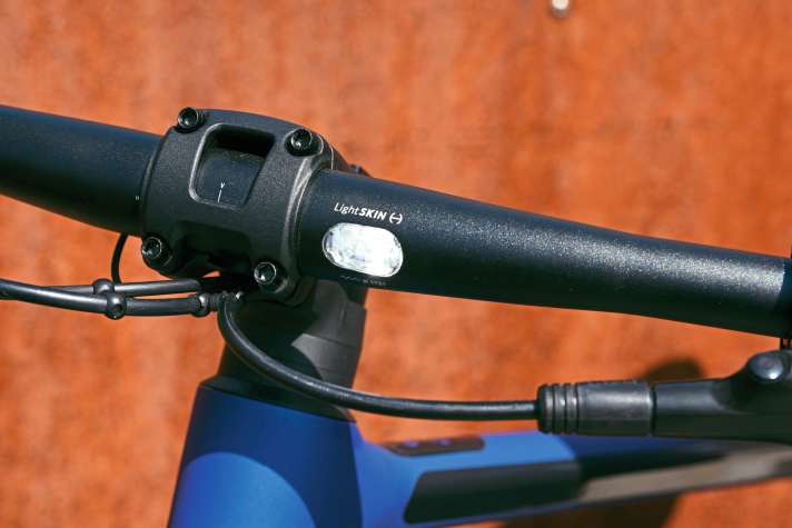 Top geschützt, ausreichend hell und immer ein Hingucker: Das Licht direkt aus dem Flatbar-Lenker sorgt für einen “cleanen” Lenker.