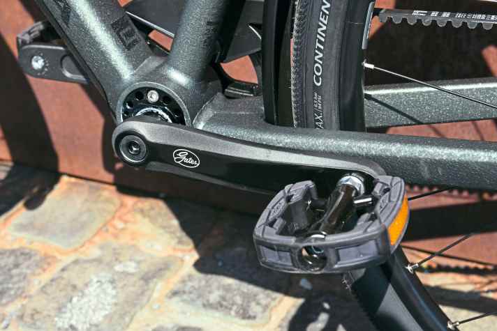 Mit dem sogenannten Excenter-Innenlager inkl. Tool lässt sich der Gatesriemen etwas einfacher spannen als am Hinterbau.