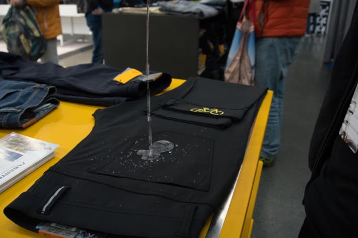 Von der Marke Alberto gibt es radspezifische Hosen mit reflektierenden Details und wasserabweisenden Eigenschaften. Diese Eigenschaft wurde auf der <a href="https://www.mybike-magazin.de/news/fahrrad-messe-das-war-die-fuenfte-cyclingworld-europe/" target="_blank" rel="noopener noreferrer">Cyclingworld Europe</a> demonstriert.