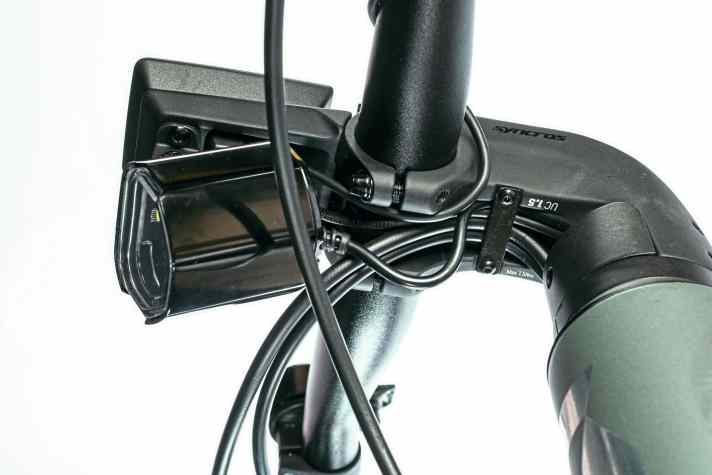 Aufgeräumt: Kabel- und Zugeinführung am Vorbau des Scott.
