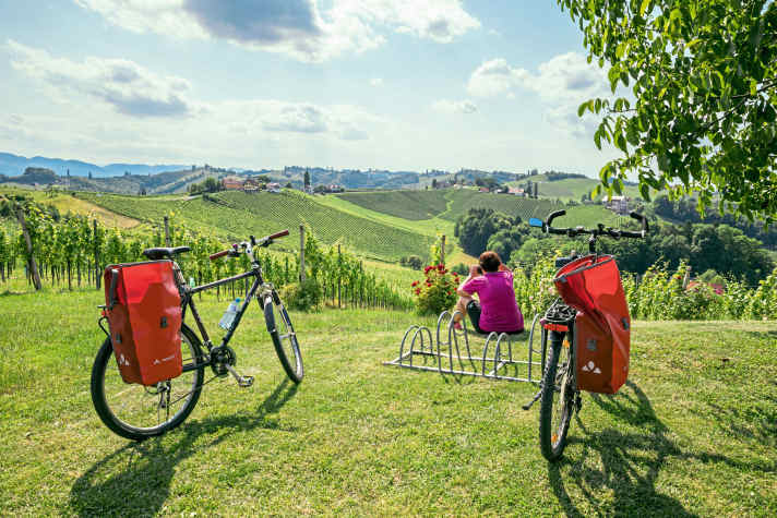 Rasten und genießen: der Murradweg mit Ausblick auf die Weinberge.