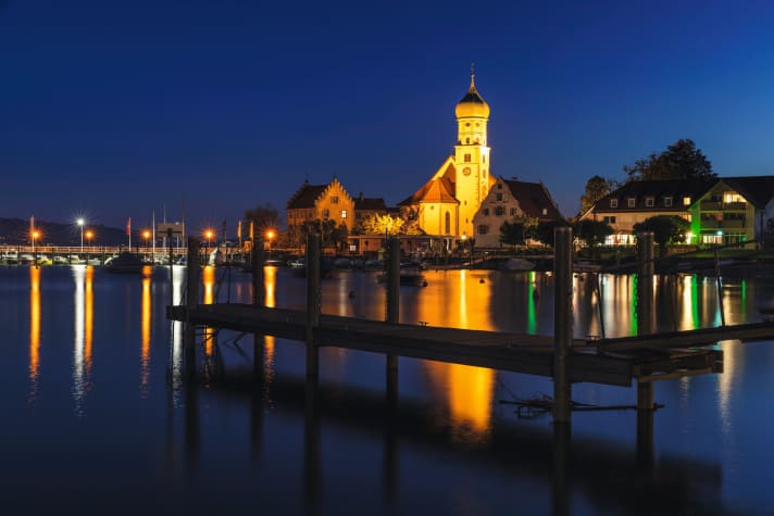 Direkt am See: Kirche St. Georg auf der Halbinsel Wasserburg | Mauritius Images