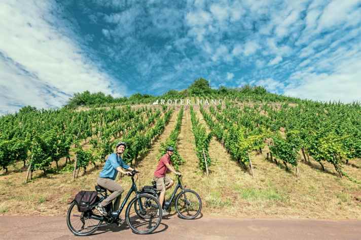 Die Tour in Rheinhessen passiert den berühmten „Roten Hang“ am Rhein.