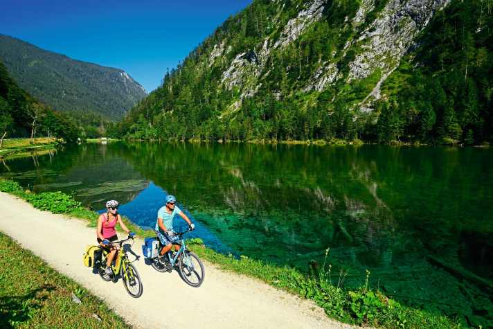 Ein Sprung in den türkisgrünen Lödensee sorgt garantiert für Abkühlung auf dem Mozart-Radweg