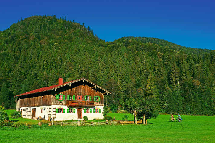 Postkarten-Motive wie diesen schmucken Bauernhof bei Reit im Winkl gibt es im Chiemgau reichlich.