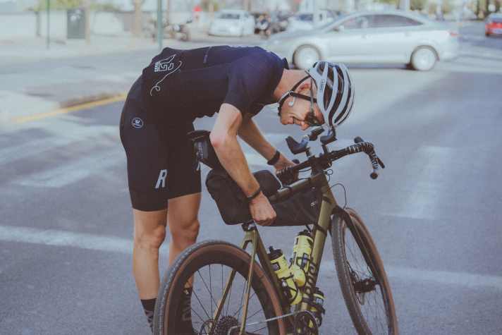 Sebastian Breuer checkt sein Rad