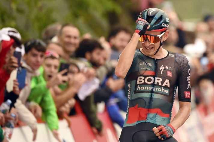 Lennard Kämna jubelt über seinen Etappensieg bei der Vuelta a Espana