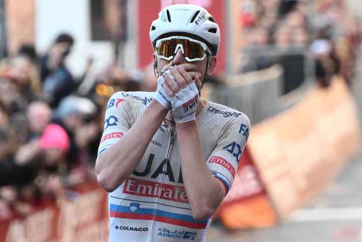 Tadej Pogacar (UAE Team Emirates) setzt sich bei Strade Bianche bereits 81 Kilometer vorm Ziel ab und holt einen unvergesslichen Sieg, 02. März 2024.