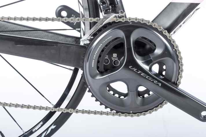   Fahrer der Leistungsmess-Systeme von SRM und Quarq freuen sich über vorbereitete Befestigungen der entsprechenden Magnete.