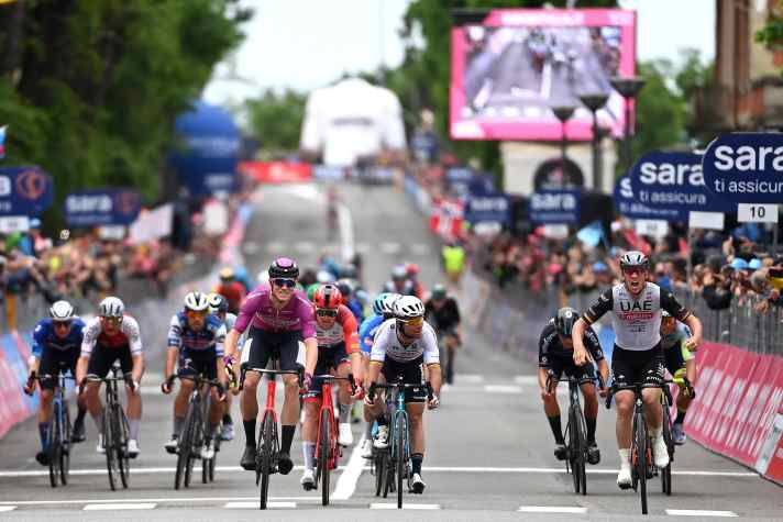 Pascal Ackermann gewinnt die 11. Etappe hauchdünn vor Jonathan Milan.