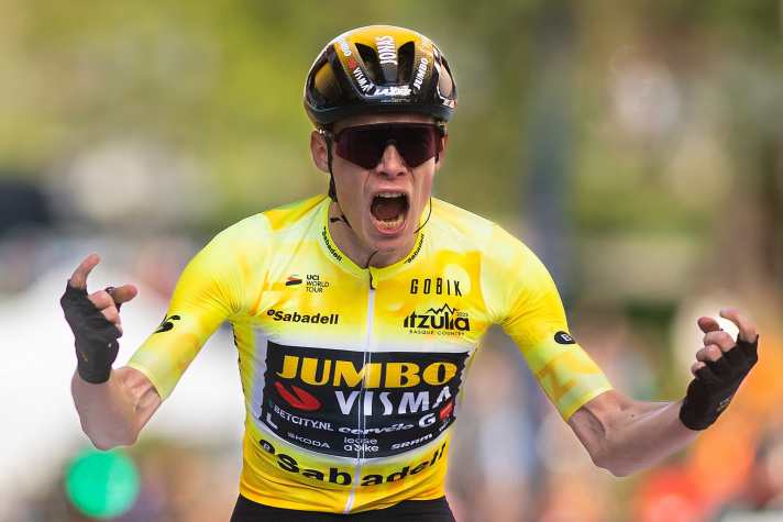 Ungewöhnlich früh in der Saison setzen alle Top-Stars ihre Duftmarken. Tour-Sieger Jonas Vingegaard gewinnt die Baskenland Rundfahrt eindrucksvoll. Hier der Sieg auf der 4. Etappe am 6. April 2023.
