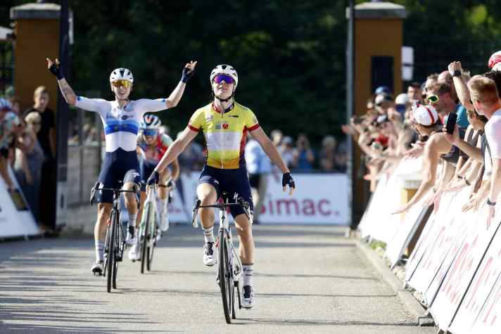 Lotte Kopecky gewinnt die 4. Etappe und Teamkollegin Lorena Wiebes freut sich mit.