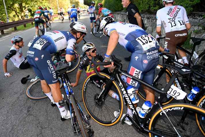 Frühes Aus eines Mitfavoriten. Remco Evenepoel konnte das Rennen nach einem Sturz im Feld erst nach einer längeren Pause fortsetzen. Lombardei-Rundfahrt, 7.Oktober 2023