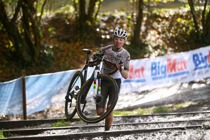 Fem van Empel aus den Niederlanden erkämpfte sich den Sieg der Elite-Frauen bei der Cyclocross-Europameisterschaft 2023.