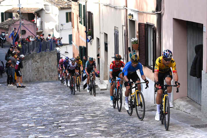 Superstar als Helfer! Wout van Aert leistet wertvolle Dienste für Primoz Roglic, den späteren Sieger von Tirreno-Adriatico - hier auf der 7. Etappe, 11. März 2023.