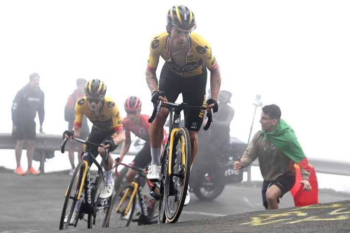 Das Jumbo-Visma-Dreigestirn Roglic, Vingegaard und Kuss auf dem Weg zum Altu de L'Angliru