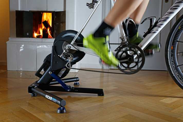  Watt-Training auf der Rolle: Rolle oder Ergometer? TOUR gilt mit ausführlichen Informationen zur richtigen Entscheidung.