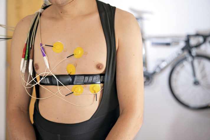 Verkabelt: Die Sensonren am Oberkörper zeichnen die elektrischen Signale der Herzaktivität auf.
