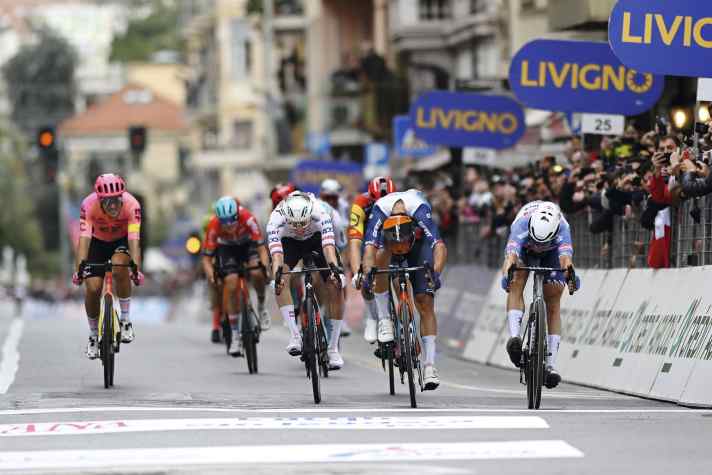 Sprint-Quintett: Alberto Bettiol, Tadej Pogačar, Mads Pedersen (verdeckt), Michael Matthews und Sieger Jasper Philipsen (von links).