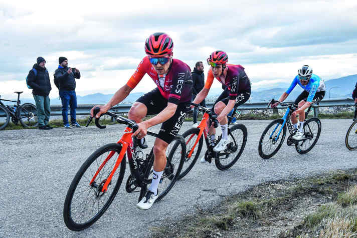 Große Erfolge: Pinarello zählt in jüngerer Vergangenheit zu den erfolgreichsten Marken im Rennsport. Tom Pidcock (vorne) und seine Ineos-Teamkollegen fahren das Dogma F.
