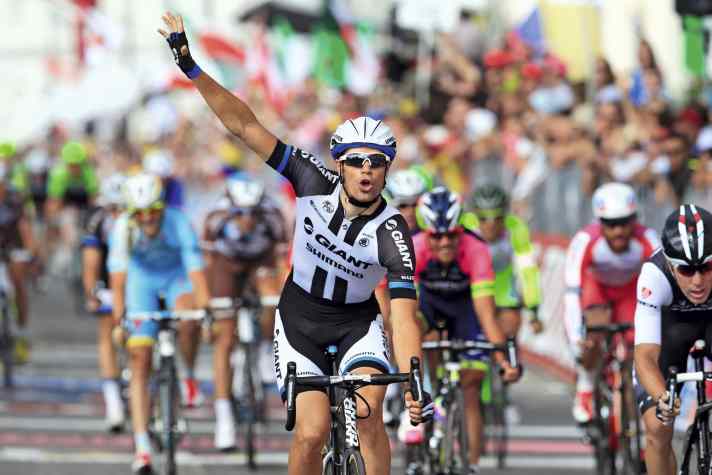 Vorbild: 2014 gewann der Slowene Luka Mezgec die Giro-Etappe in Trient. Als Fan am Straßenrand: sein junger Landsmann Tadej Pogačar.