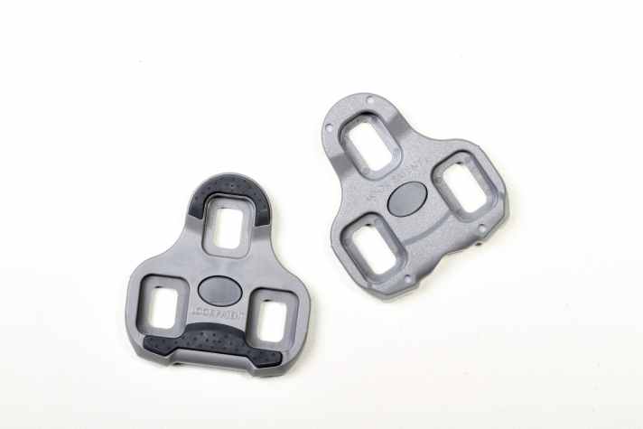 Look-Pedalplatten. Es gibt sie mit seitlicher Drehfreiheit von 0 Grad, 4,5 Grad und 9 Grad