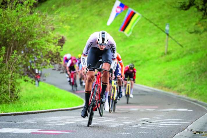 Überraschung bei der Straßen-WM: Der deutsche U23-Rennfahrer Niklas Behrens aus Bremen sprintet zum WM-Titel.
