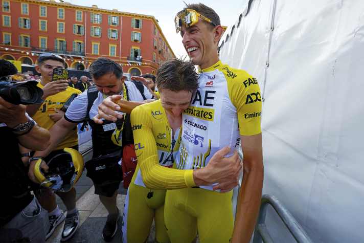 In Frankreich war Nils ­Politt (ganz rechts) ein wichtiger Helfer, dem der Dank des Slowenen galt