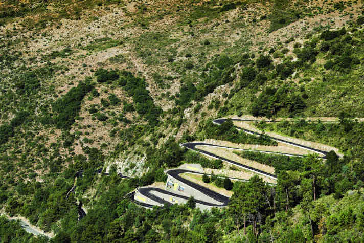 Ouvertüre: Die Auffahrt über den asphaltierten Col de Tende bildet den Auftakt der Via del Sale.