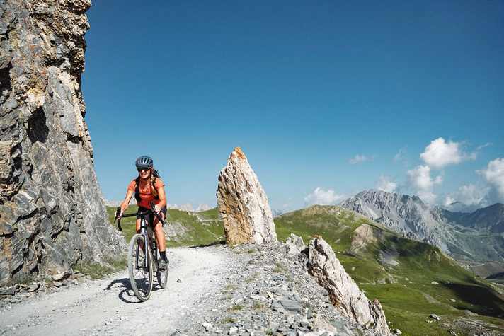 Dank flexiblem Konzept können Gravelbiker ihr Gravel-Peaks-Erlebnis rundum individualisieren. Immer mit dabei: Spektakuläre alpine Landschaften.