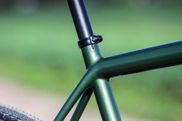 Anleihen beim Aethos: Bei beiden Crux-Modellen verzichtet Specialized auf technische Spielereien. Beispielhaft die klassische Klemmung der Sattelstütze am S-Works.