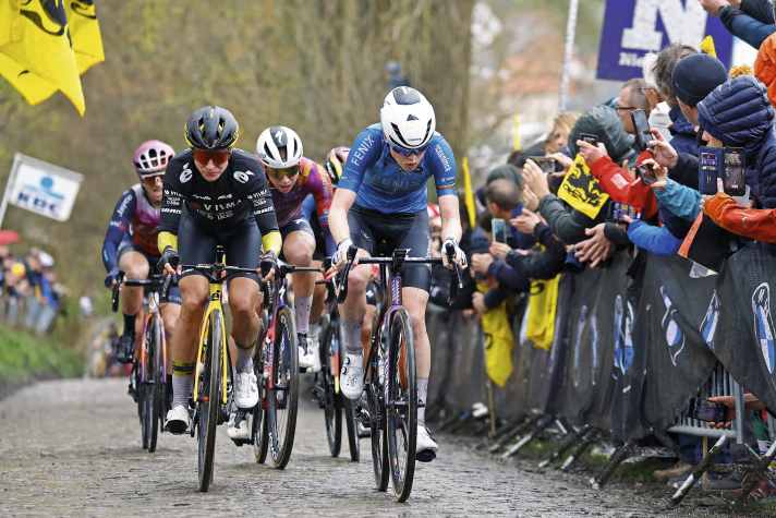 Angriffslustig: Pieterse (rechts) führt bei der Flandern- Rundfahrt 2024 am Koppenberg die Ausreißergruppe mit Marianne Vos (links) an