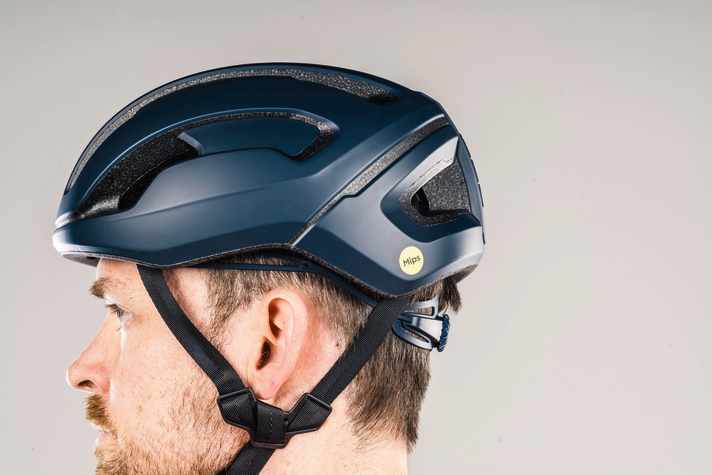 POC Omne Air Mips sich variabel um die Ohren herum einstellen. Das ist zwar etwas fummelig, muss aber nur einmal gemacht werden