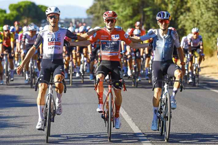 Die drei Besten: Als hätten sie es geahnt, dass ihnen das offizielle Siegerpodest später verwehrt würde: Das Vuelta-Podium mit (von links) João Almeida, Jonas Vingegaard und Thomas Pidcock.