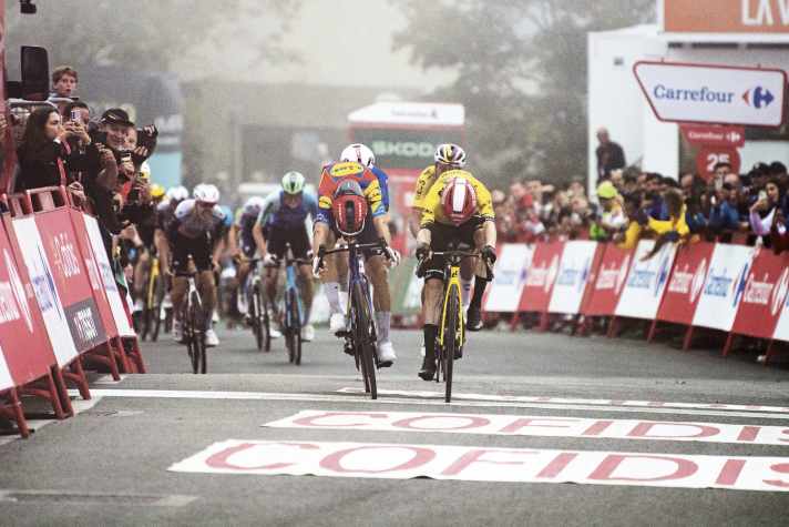 Kraftvoll: Jonas Vingegaard gewinnt jetzt auch Sprints, wie hier auf der zweiten Etappe gegen Giulio Ciccone. Tadej Pogačar dürfte die neue Fertigkeit seines Rivalen mit Interesse zur Kenntnis nehmen.