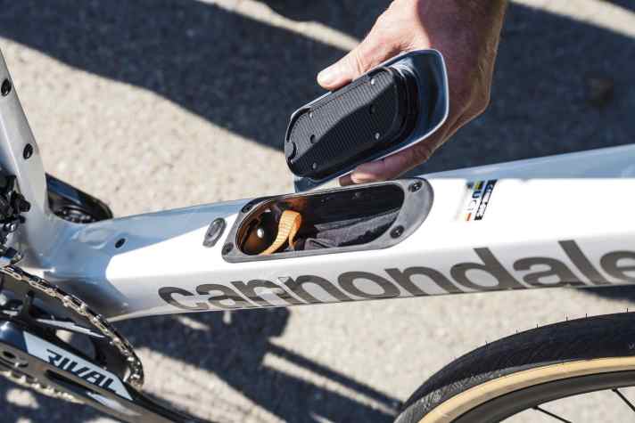 Licht drin, Licht dran - Die Hauptbatterie sitzt im Unterrohr und leuchtet bei Dunkelheit das Staufach aus