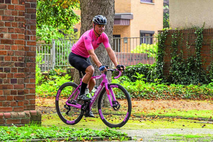 "In den beiden vergangenen Jahren bin ich über 40.000 Kilometer gefahren. Rechnerisch rund um den Äquator zu fahren – das wollte ich schaffen." - Pawel Nowak