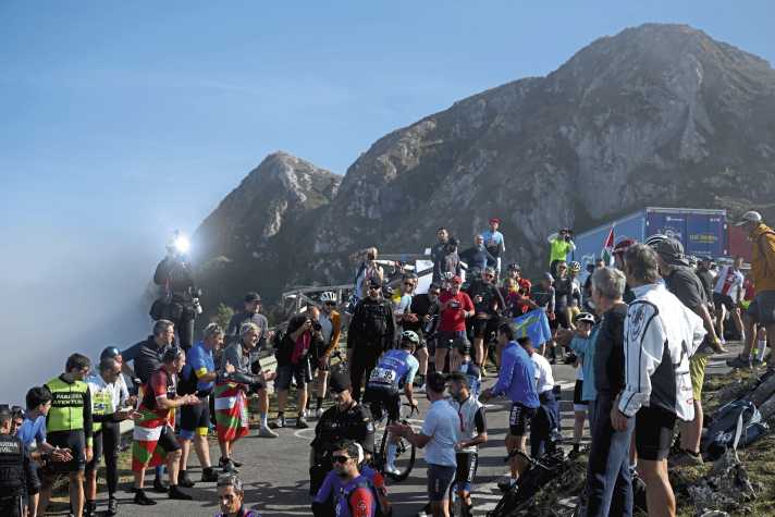 Stimmungsvoll: Die Etappe am Alto de Angliru ist für die Rennfahrer eine harte Herausforderung – und für die Fans ein Fest.