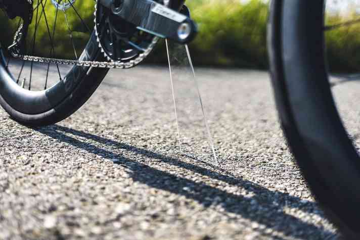 Shadowstand besteht aus einem trapezförmigen Stück Plexiglas