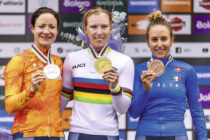 Weltmeisterin Lorena Wiebes (Mitte) mit der Zweiten Marianne Vos (links) und der drittplatzierten Italienerin Silvia Persico
