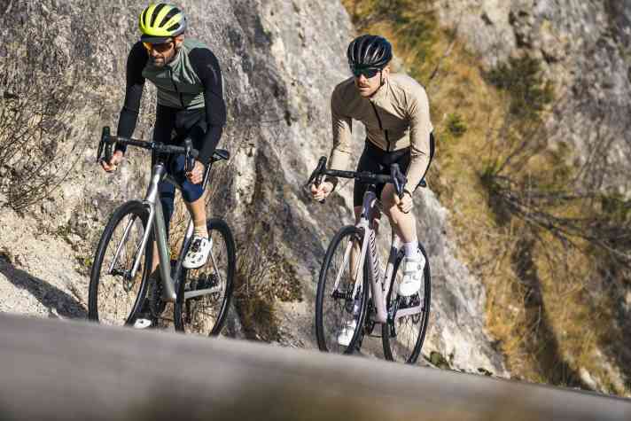 Shimano 105 Di2 oder SRAM Rival AXS: Entscheidung für Räder um 3000 Euro