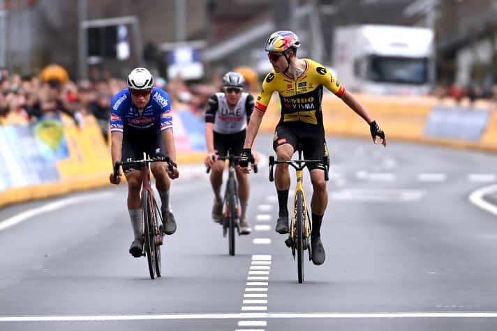 Wout van Aert besiegt Mathieu van der Poel und Tadej Pogacar im Sprint beim E3 Harelbeke, 24. März 2023