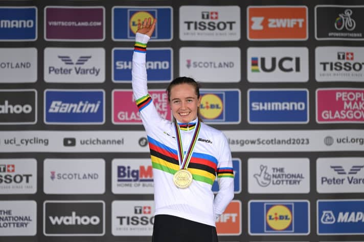 Von ganz oben ganz runter und dann wieder rauf. So könnte man die letzten Wochen von Antonia Niedermaier beschreiben. Nach Giro-Etappensieg und schwerem Sturz am Folgetag sichert sie sich, immer noch vom Sturz im Gesicht gezeichnet, den Weltmeistertitel im Einzelzeitfahren der U23 Wertung. UCI Cycling World Championships in Glasgow, 10. August 2023.