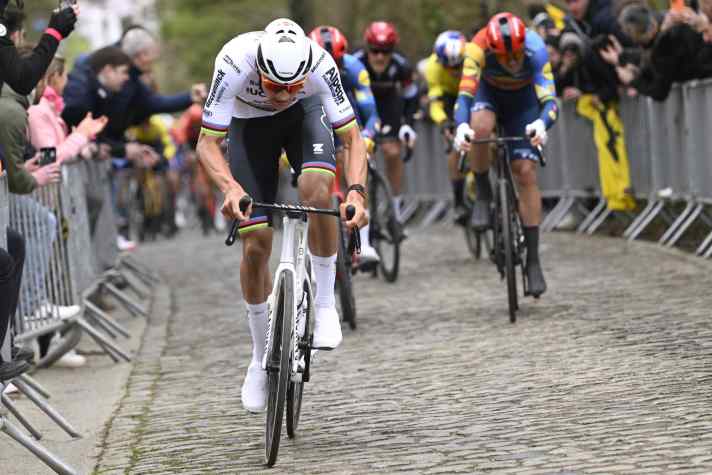 Bei der E3 Saxo Classic 2024 konnte Mathieu van der Poel (Alpecin-Deceuninck) das erste Aufeinandertreffen mit Wout van Aert (Visma / Lease a Bike) für sich entscheiden, 22. März 2024.