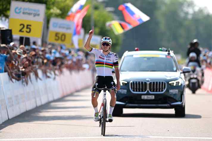Remco Evenepoel widmet seinen Etappensieg dem verstorbenen Kollegen Gino Mäder.
